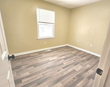 718 Lakeview Parkway - Photo Thumbnail 18