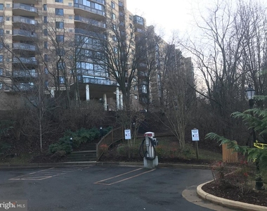 8350 Greensboro Drive - Photo Thumbnail 4