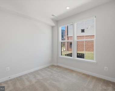 4322 Ellipse Terrace - Photo Thumbnail 6