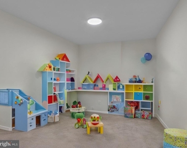8247 Clifton Farm Court - Photo Thumbnail 15