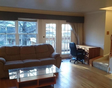 618 Tazewell Street N - Photo Thumbnail 2