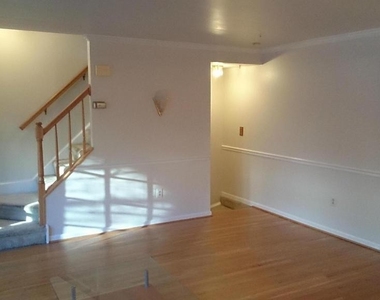 618 Tazewell Street N - Photo Thumbnail 3