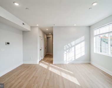 646 N 32nd Street - Photo Thumbnail 2