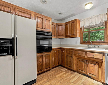 709 Essex Court - Photo Thumbnail 11