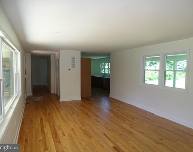 449 Street Road - Photo Thumbnail 6