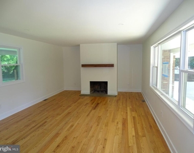 449 Street Road - Photo Thumbnail 4