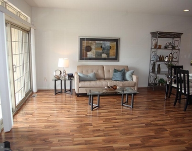 212 Village Way - Photo Thumbnail 3