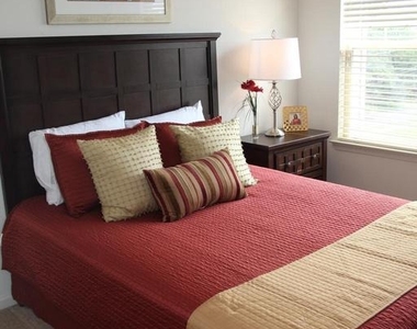 212 Village Way - Photo Thumbnail 6