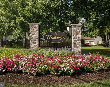 130 Westbury Court - Photo Thumbnail 18