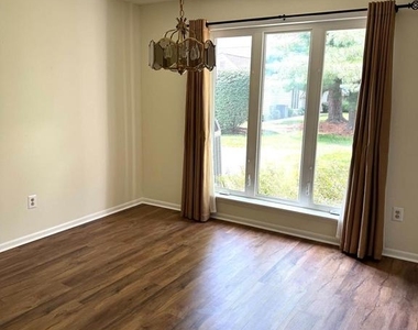 130 Westbury Court - Photo Thumbnail 5