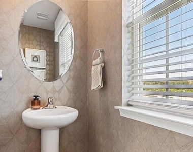 122 Essex Drive - Photo Thumbnail 18