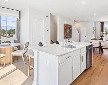 122 Essex Drive - Photo Thumbnail 16