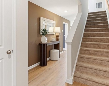 122 Essex Drive - Photo Thumbnail 2