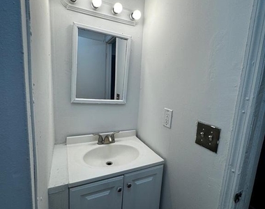 323 E Vine Street - Photo Thumbnail 12