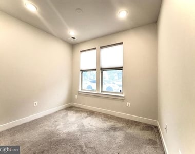 1009 Rockwell Avenue - Photo Thumbnail 5