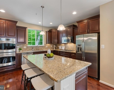 232 Mohegan Drive - Photo Thumbnail 10