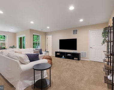 232 Mohegan Drive - Photo Thumbnail 3