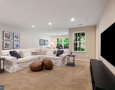 232 Mohegan Drive - Photo Thumbnail 4