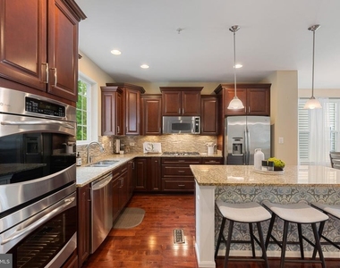 232 Mohegan Drive - Photo Thumbnail 11