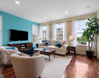 232 Mohegan Drive - Photo Thumbnail 6