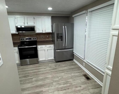 520 Ellrose Court - Photo Thumbnail 3