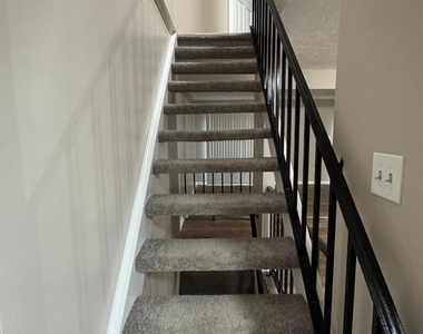 520 Ellrose Court - Photo Thumbnail 9
