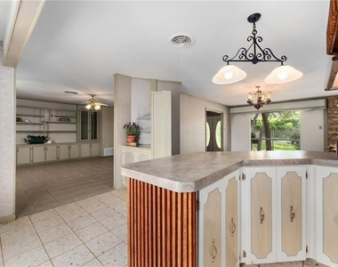 610 Lancelot Way - Photo Thumbnail 15