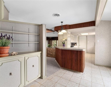 610 Lancelot Way - Photo Thumbnail 14