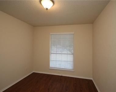 7017 Crosswood Dr - Photo Thumbnail 15