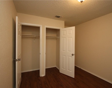 7017 Crosswood Dr - Photo Thumbnail 13