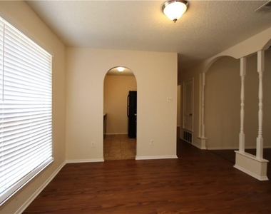 7017 Crosswood Dr - Photo Thumbnail 2