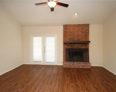 7017 Crosswood Dr - Photo Thumbnail 5