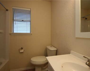 7017 Crosswood Dr - Photo Thumbnail 14