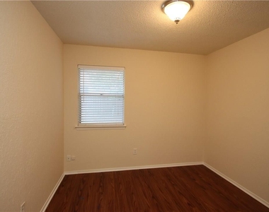 7017 Crosswood Dr - Photo Thumbnail 12