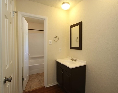 7017 Crosswood Dr - Photo Thumbnail 9