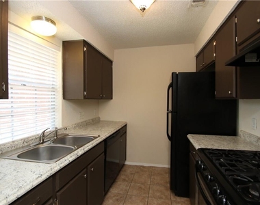 7017 Crosswood Dr - Photo Thumbnail 4