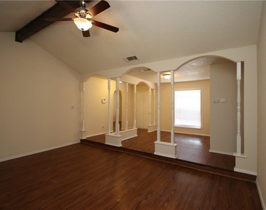 7017 Crosswood Dr - Photo Thumbnail 6
