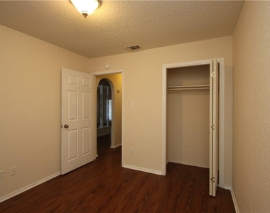 7017 Crosswood Dr - Photo Thumbnail 16