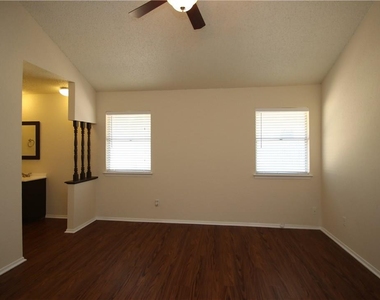 7017 Crosswood Dr - Photo Thumbnail 7