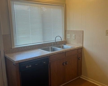 812 Ranch Rd - Photo Thumbnail 7