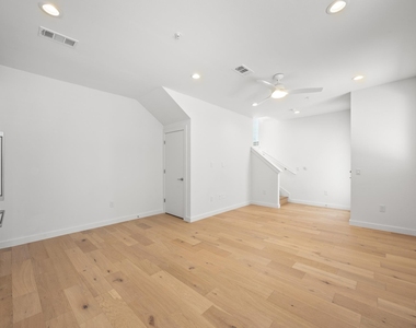 2200 Mcfly St - Photo Thumbnail 10
