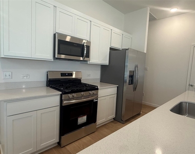 176 Hornet St - Photo Thumbnail 6
