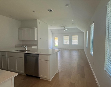 176 Hornet St - Photo Thumbnail 4