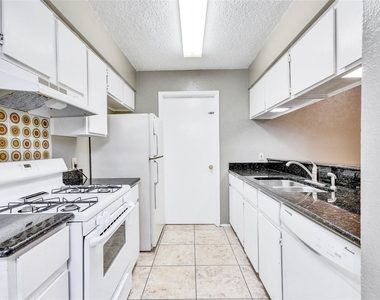 10801 Lanshire Dr - Photo Thumbnail 6
