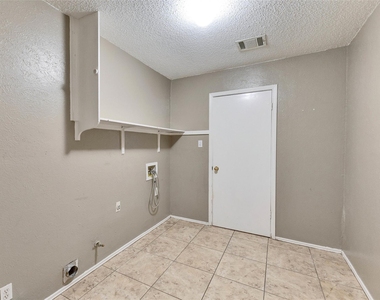 10801 Lanshire Dr - Photo Thumbnail 13