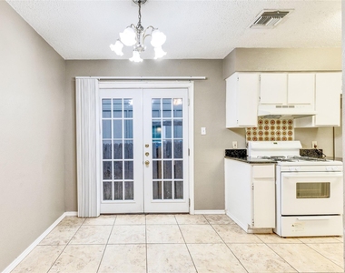 10801 Lanshire Dr - Photo Thumbnail 5