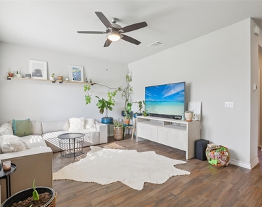 1913 Jacey Way - Photo Thumbnail 2
