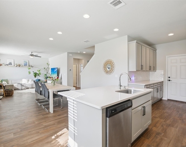 1913 Jacey Way - Photo Thumbnail 8