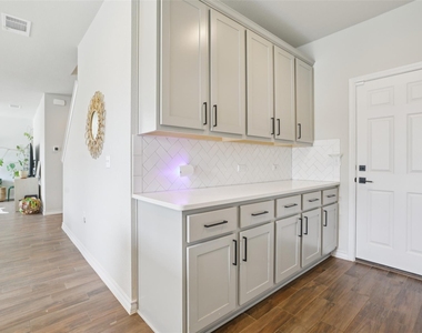 1913 Jacey Way - Photo Thumbnail 9
