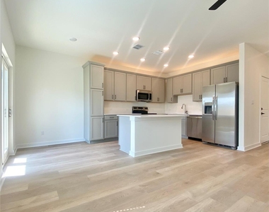 700 Horseshoe Dr - Photo Thumbnail 1
